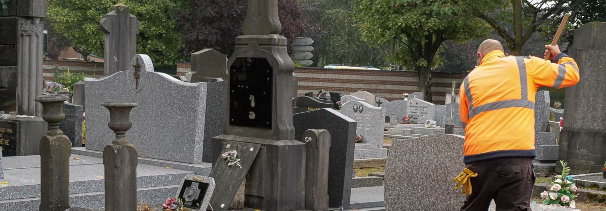 Un salarié d'Apronet nettoie le cimetière Leclerc.