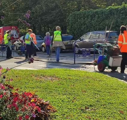 Les habitants de Loos participent au World CleanUp Day à Loos, accompagnés par Apronet.