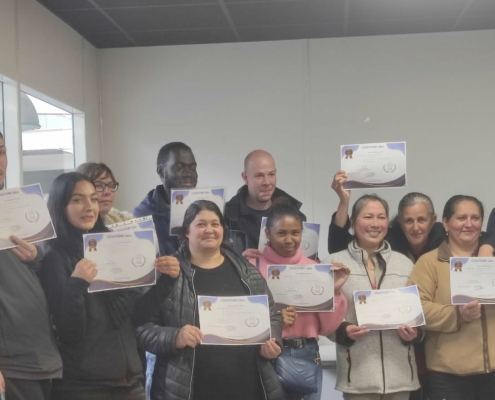 Les salariés d'Apronet recevant leurs diplômes après leur formation aux métiers de la propreté.