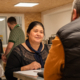 Salariés en insertion échangeant avec un recruteur lors du Job Café organisé par Apronet