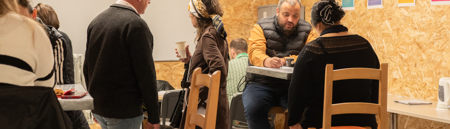 Salariés en insertion échangeant avec un recruteur lors du Job Café organisé par Apronet